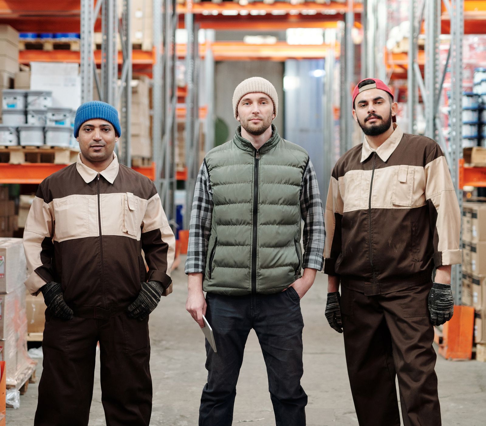 Colaboradores uniformados en el área de almacén de una empresa
