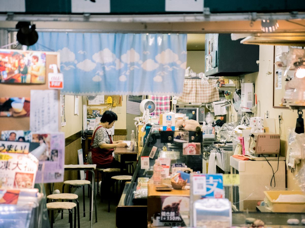 Mujer atendiendo su tienda
