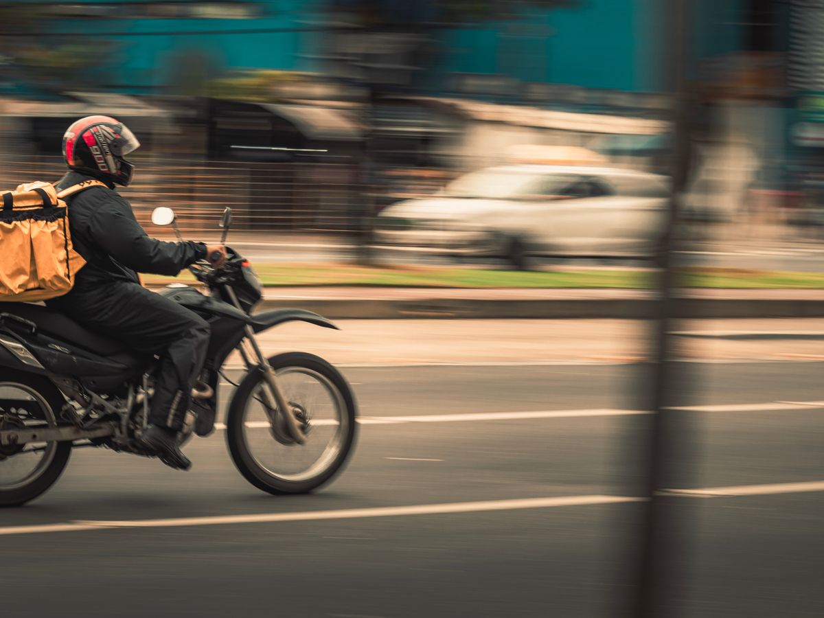 Motorista de delivery en la calle